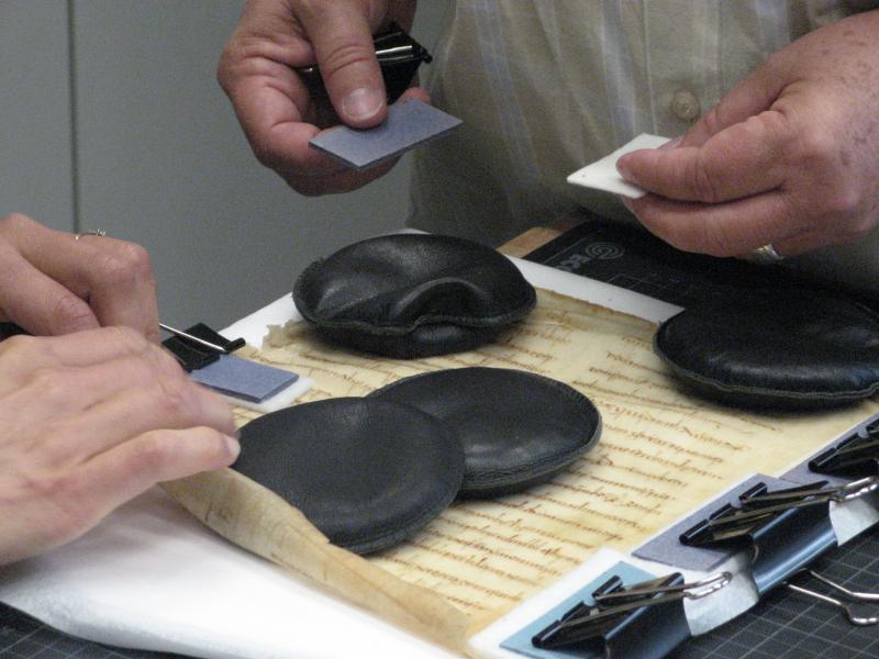 11. Tension du feuillet sur un carton recouvert de non-tissé ; des feutres intercalés le protègent des pinces à dessin.